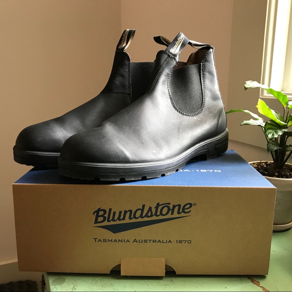 Black Blundstone leather Chelsea boots